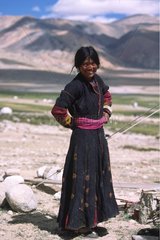Jeune fille nomade essayant sa plus belle robe Ladakh Inde