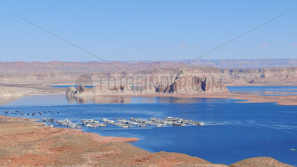 Marina and pleasure boats on Lake Powell  near Page  Glen Canyon Park  Arizona / Utah  USA