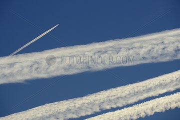 Traces of condensation due to jet engines