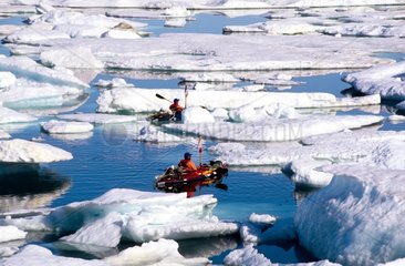 Kayak de mer dans Labyrinthe de glaces du détroit de Bellot