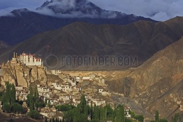 Stadt Lamayuru und seine Gompa bei Sunset Ladakh India