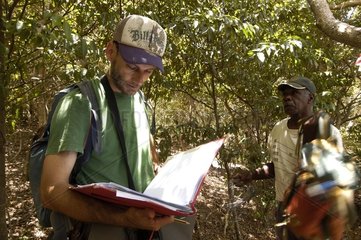 Scientifiques dans la forêt sèche sur l'île de Ba' ba
