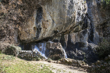 Boulon spring (born under karst limestone cliffs)  Robion  PNR Luberon  Vaucluse  France
