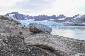 Erratic blocks glacier  Fjortende Julibreen  Spitzberg  Svalbard