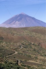 Le pic de Teide dominant l'île aride de Ténérife Canaries