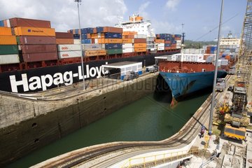 Containerschiffe  die den Gatun Locks Panamakanal laufen lassen