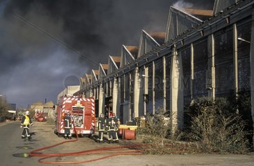 Feuerwehrleute arbeiten in einer Feuerfabrik in Frankreich