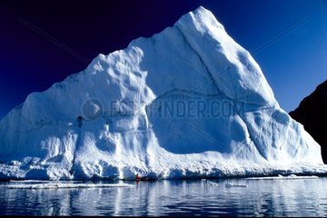 Kajak -Umlauf eines Eisberg Grönlands [at]