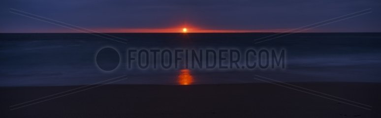 Crépuscule sur Port Bara Côte Sauvage de Quiberon Bretagne