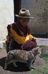 Rinnenkatze und junger Mönch Tibet