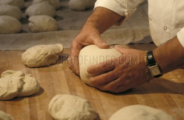 Boulanger pétrissant de la pâte à pain France