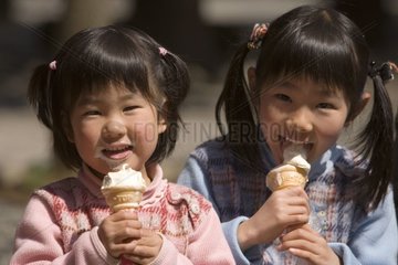 Children eating an ice cream Imperial City of Kamakura [AT]