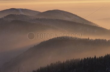 Nebel mit der Untergang von Sonne in den Ballons des Vosges France