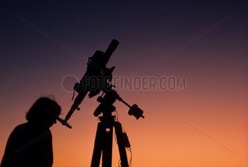 Astronomical observation in glasses in the twilight