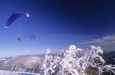 Start eines Paragllers vor einem Gipfel Hêtraie