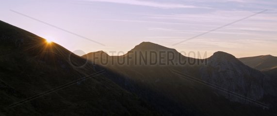 Sonnenuntergang auf dem Monts du Cantal Frankreich