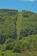 EDF -Loch auf einem bewaldeten Hügel in Ariège