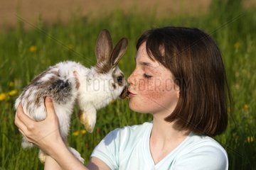 Mädchen  das Küsse mit einem Kaninchen Elsass Frankreich macht