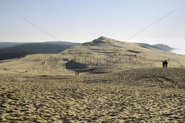 Touristen  die auf der Spitze des Dune Pilat France gehen