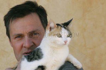 Mann mit seiner Katze