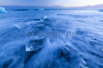 Shore of Jokulsarlon glacier lagoon - Islande