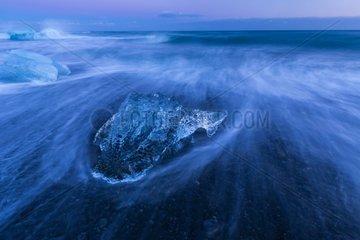 Shore of Jokulsarlon glacier lagoon - Islande