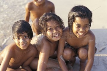 PortrÃ¤ts von Kindern an einem Strand des Burma an der WestkÃ¼ste