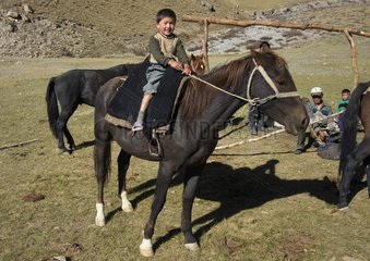 Enfant apprenant à monter à cheval