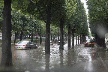 Außergewöhnlicher Sturm in Paris  der Überschwemmungen verursacht