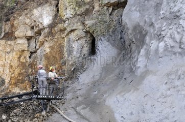 Reinforcement of a cliff by shotcreting France
