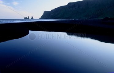 Mare d'eau douce et falaises de la côte sud d'Islande