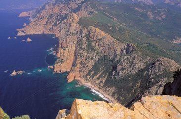 Rote Granitklippen des Golfs von Porto in Corse Frankreich