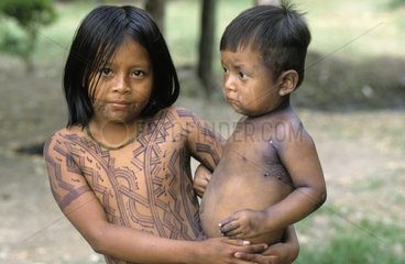 Portrait d'une enfant Wounaan portant un bébé Panama