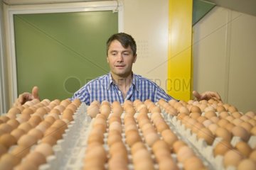 Geflügelbauer lagert Eier in einem kalten Raum Frankreich