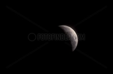Eclipse totale de Lune en fin de première phase partielle