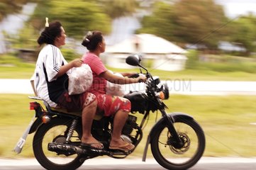 Polynésienne se déplaçant à moto Funafuti Tuvalu