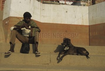 Hund liegt auf Uttar Pradesh India Schritte