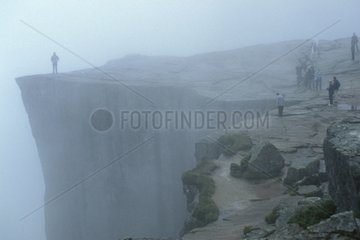 Berühmter Rocher de preeikestolen im Norwegen -Nebel