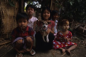 Chien entouré d'enfants Birmanie