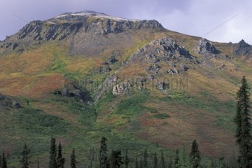 Montagne et orage dans la toundra Yukon Canada