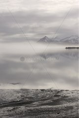 Berge und Wolken  die in einem Islandsee reflektiert werden