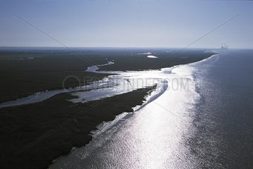 Luftblick auf den niedrigen Zonen der Mündung der Loire