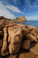 Pink Granitgestein auf dem Küstenwächter -Weg Frankreich