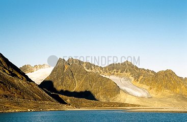 Gletscher fällt in einen Fjord in Magdelena Bay Spitzberg