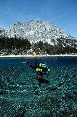 Plongeur dans le lac Gruener See Autriche