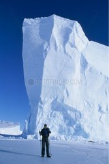Mann vor einem Eisberg Terre Adélie Antarctica