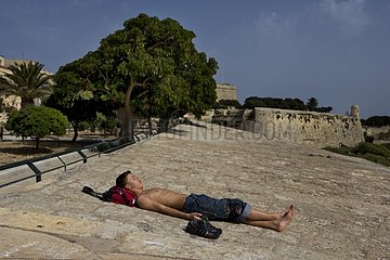 Junger Mann Sonnenbräune auf Befestigungen Valletta Malta