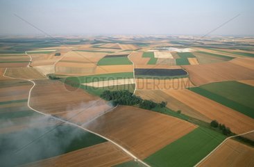 Luftaufnahme von Feldpaketen und Strohfeuer