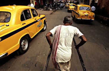 Rikscha und Taxis auf den StraÃŸen von Kalkutta India