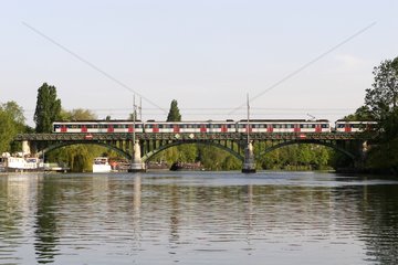 Zug über der Seine an der Chatou -Brücke